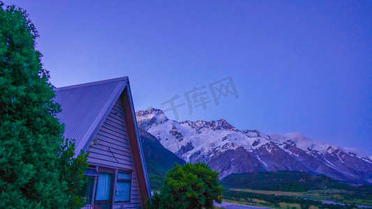 雪山木屋夜景夜晚木屋新西兰风景摄影图配图