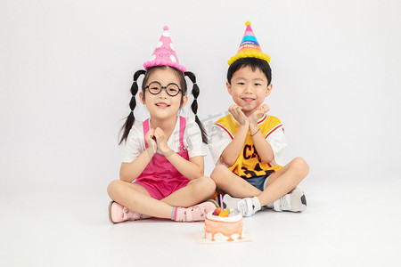 生日摄影照片_儿童节早上男孩女孩室内过生日摄影图配图