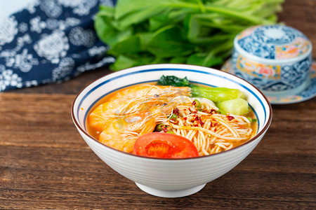 虾美食摄影照片_美食早上鲜虾拉面室内食品摄影图配图