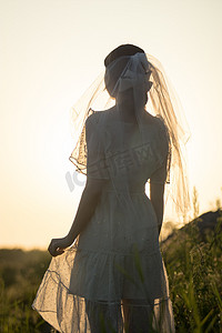 美女剪影摄影照片_剪影傍晚女生江边写真摄影图配图