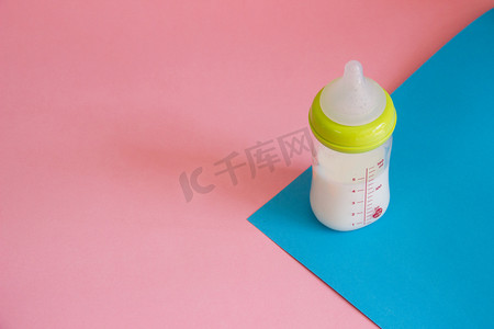 奶瓶奶嘴婴儿喂养母乳摄影图配图
