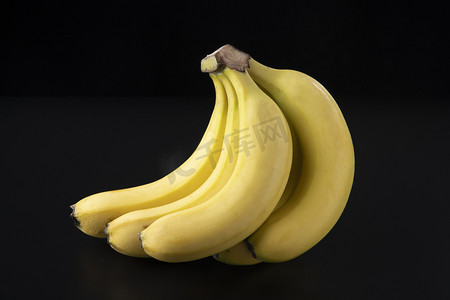 香甜美味香蕉桌上摆拍摄影图配图