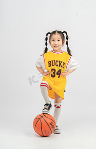 孩子篮球摄影照片_六一白天女孩室内打篮球摄影图配图