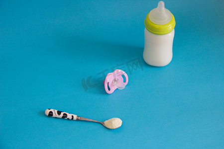 奶粉奶瓶婴儿勺子奶嘴摄影图配图