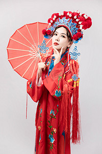 国潮中国风红色摄影照片_国潮美女白天古装美女室外打伞摄影图配图
