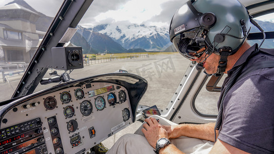 直升机飞机师下午飞机师国外生活体验摄影图配图
