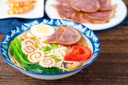 餐饮早上火腿拉面室内美食摄影图配图