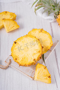 鲜果摄影照片_凤梨新鲜夏日水果菠萝摄影图配图
