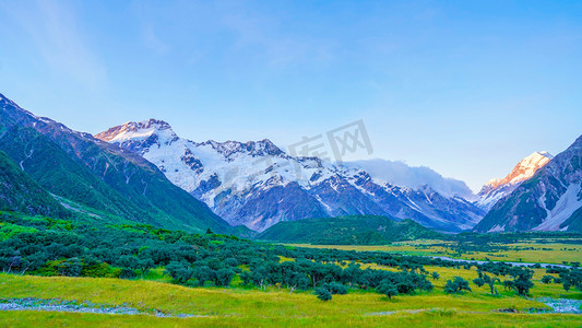 春节草原摄影照片_雪山夕阳夕阳雪山新西兰风景摄影图配图