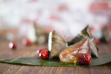 端午节素材节日素材摄影照片_端午节粽子早上水晶粽子家里美食摄影图配图