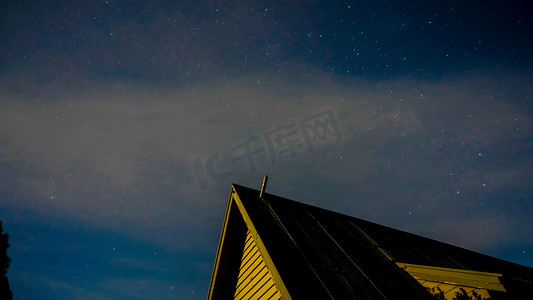 草原雪山摄影照片_库克山木屋夜晚星星木屋旅游生活风景摄影图配图