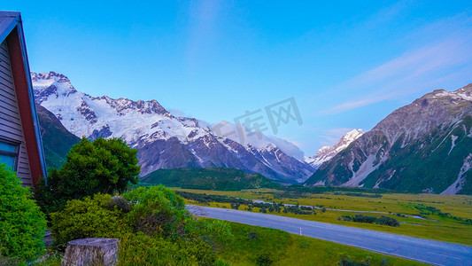 木屋雪山夕阳下午雪山旅游风景画壁纸摄影图配图