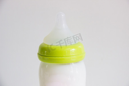 奶瓶儿童婴儿奶嘴喂养摄影图配图