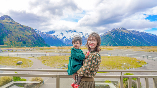 半摄影照片_亲子游下午母女雪山户外半身照摄影图配图