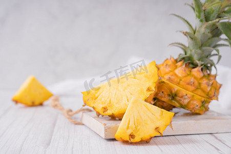 菠萝新鲜水果凤梨营养摄影图配图