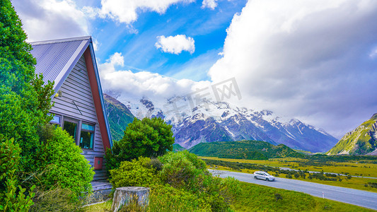 木屋雪山夕阳雪山旅游户外度假风景照摄影图配图