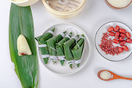 夏天端午节美食白天包好的粽子室内餐桌静物摆拍摄影图配图