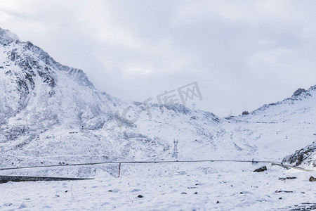 巴郎山摄影照片_四川甘孜雪山早上公路路上拍摄摄影图配图