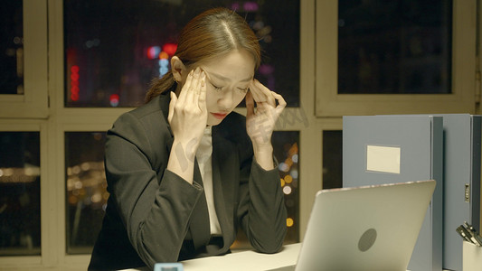 女性劳动摄影照片_上班族加班深揉头人像