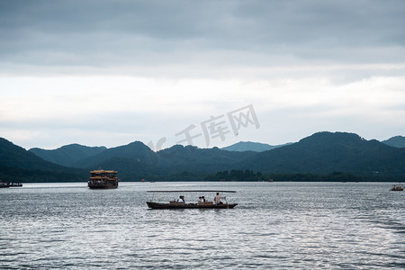 浪漫城市摄影照片_杭州傍晚西湖湖边雨后摄影图配图