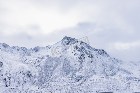 扁平人走在路上摄影照片_川西甘孜雪山早上雪山路上拍摄摄影图配图