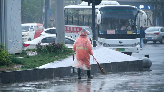 环卫工雨中劳作辛勤的环卫工人梅雨季