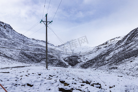 巴郎山山腰处早上雪山路上拍摄摄影图配图