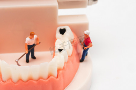 人物医疗模型摄影照片_口腔健康白天龋齿牙齿室内治疗摄影图配图