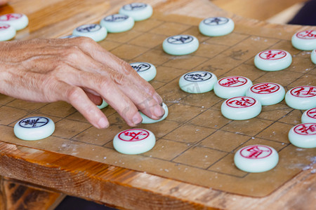 中国象棋摄影照片_下棋博弈中国象棋棋艺弈棋摄影图配图