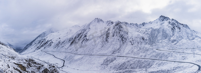 巴郎山摄影照片_川西巴郎山公路早上雪山山上拍摄摄影图配图