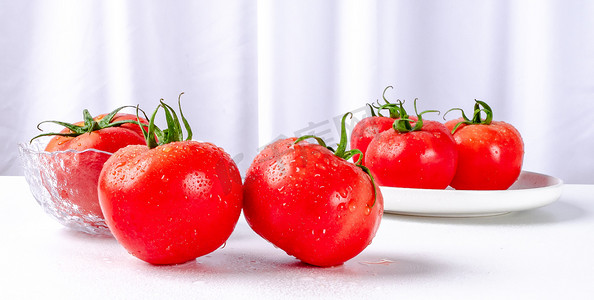 生鲜果蔬摄影照片_夏天果蔬美食白天若干生番茄室内餐桌静物摆拍摄影图配图