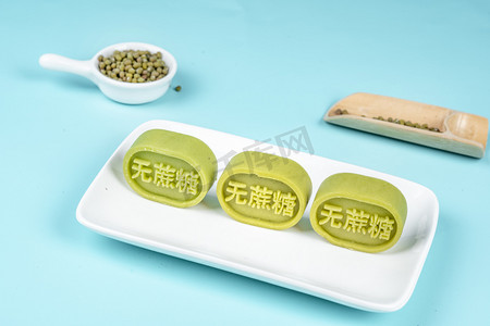 清新风格白色盘子摆放排列营养绿豆糕摄影图配图
