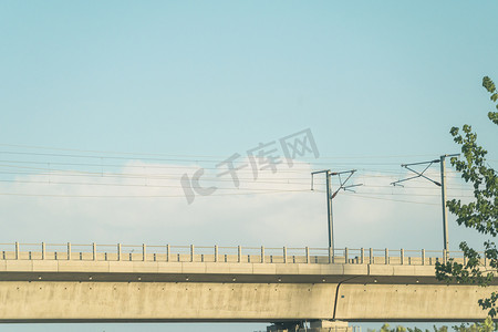 白云蓝天铁轨高架桥实拍摄影图配图