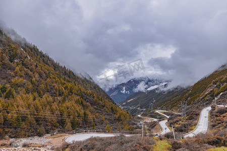 巴郎山摄影照片_盘上公路雪山早上大山路上拍摄摄影图配图