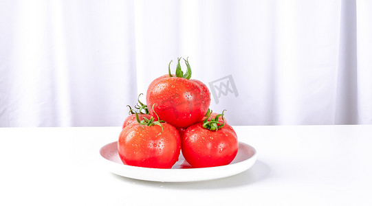 夏天果蔬白天四个番茄室内餐桌静物摆拍摄影图配图