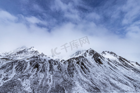 巴郎山摄影照片_巴郎山山顶早上大山雪山拍摄摄影图配图
