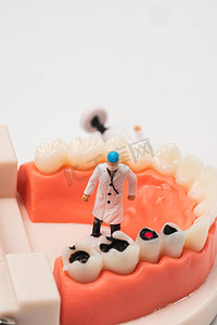 人物医疗模型摄影照片_口腔健康白天牙齿龋齿室内治疗摄影图配图