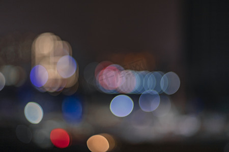 耀眼光芒摄影照片_城市光斑晚上光斑路面拍摄摄影图配图