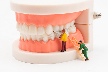 口腔健康白天龋齿牙齿小人室内医疗摄影图配图