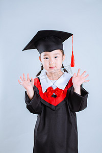 毕业季白天女孩白背景打招呼摄影图配图