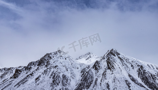 巴郎山雪景早上雪山路上拍摄摄影图配图