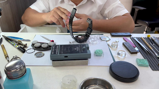 实拍名表维修的工作人员正在维修