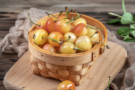 夏季新鲜水果黄色小樱桃摄影图配图