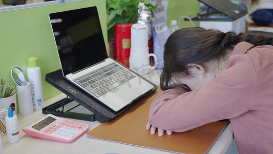 性感的年轻女人躺在床上睡觉休息白天老人床上睡觉摄影图配图上班族趴