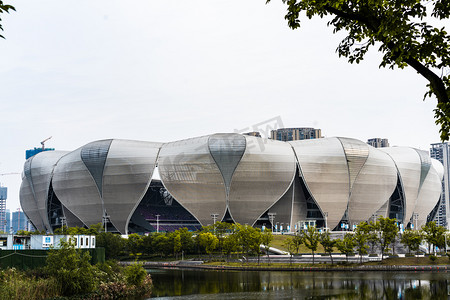 杭州风景图摄影照片_城市午后奥体中心杭州建筑摄影图配图