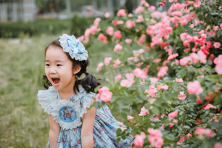 六一儿童节粉摄影照片_人物形象六一女孩公园开心大笑摄影图配图