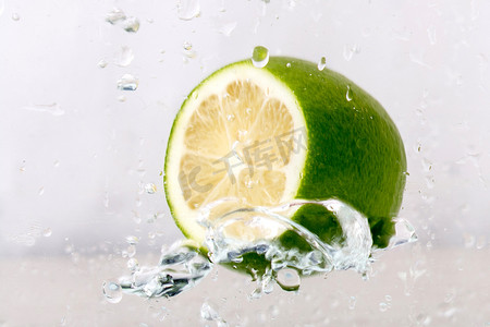 美食水果白天柠檬水中落入摄影图配图