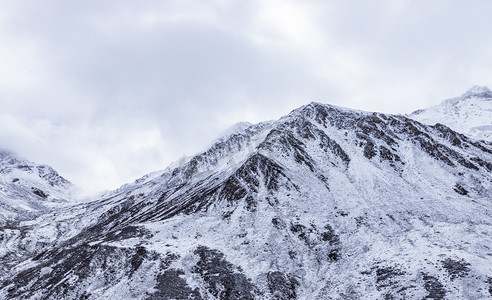 路上拍摄摄影照片_川西巴郎山雪景早上雪山路上拍摄摄影图配图