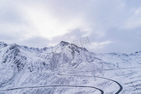 巴郎山摄影照片_川西雪山早上雪山山上俯视摄影图配图