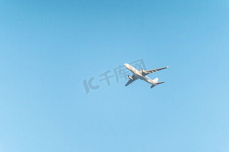 科技信号摄影照片_飞机蓝天运输工具实拍科技摄影图配图